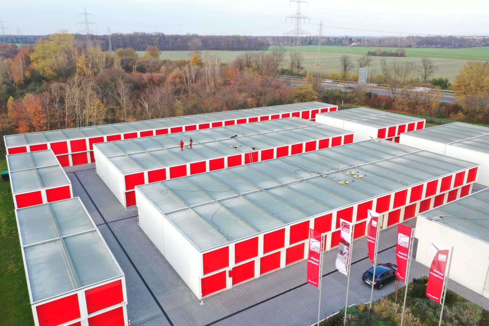 Luftaufnahme der REDQUBE Self-Storage-Anlage in Köln-Pesch
