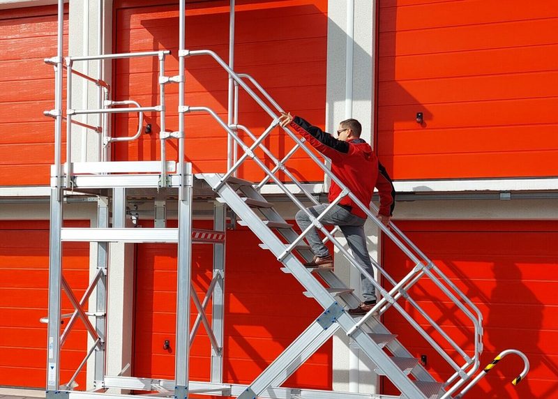 Helle, moderne Lagerhalle von REDQUBE in Köln-Pesch mit sauberen Lagerboxen