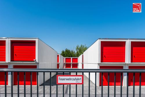 Lagerboxen mit roten Toren bei REDQUBE Self Storage