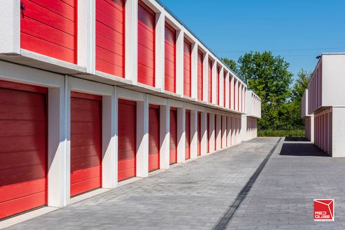 Reihe roter Lagerbox-Tore bei REDQUBE Self Storage